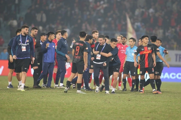 Ninh Bình FC để lại hình ảnh phản cảm sau thất bại trước CAHN; Man City hụt hơi, Man Utd kịch tính vào top 4