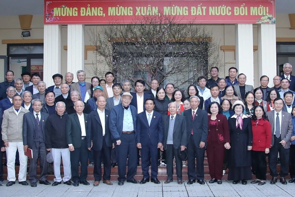 Bí thư Tỉnh ủy Nguyễn Doãn Anh nói chuyện, chúc Tết hội viên Câu lạc bộ Hàm Rồng