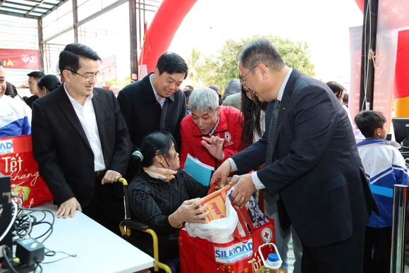 Hội chợ “Tết Nhân ái” Xuân Bính Ngọ hỗ trợ 480 người có hoàn cảnh khó khăn