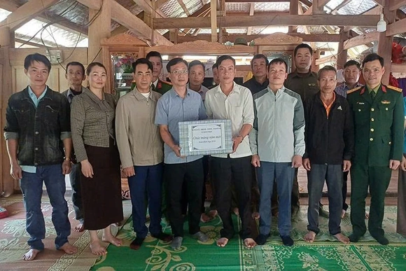 Chăm lo tết cho người nghèo ở xã biên giới Bát Mọt