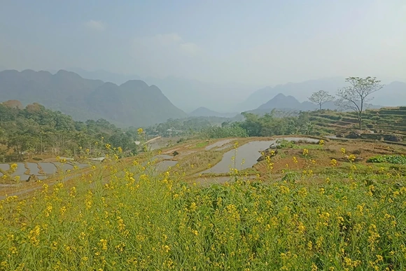 Mùa nước đổ phía trên cổng trời