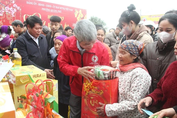 Xuân ấm tình người