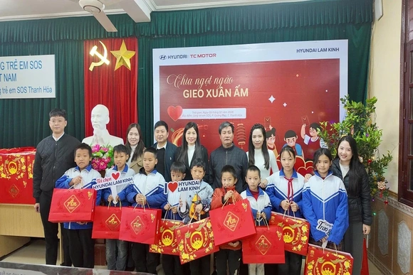Hyundai Lam Kinh trao quà tết tới các em nhỏ tại Làng trẻ em SOS Thanh Hóa