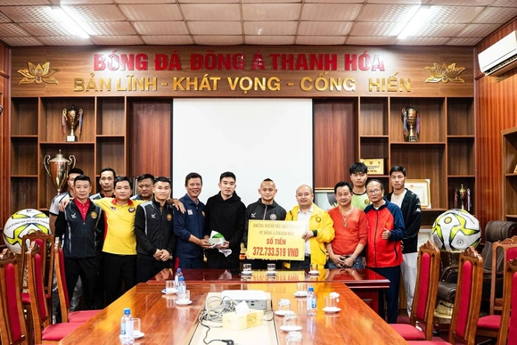 Cổ động viên tặng quà đặc biệt cho Đông Á Thanh Hóa trước thềm Tết Bính Ngọ