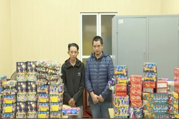 Tặng bằng khen của Chủ tịch UBND tỉnh cho 11 tập thể, cá nhân trong đấu tranh phòng, chống tội phạm về vật liệu nổ