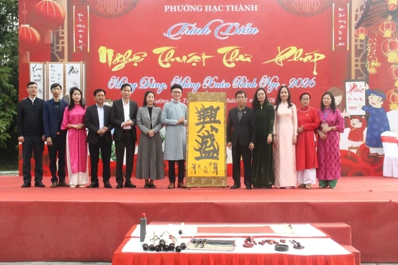 Phường Hạc Thành tổ chức trình diễn nghệ thuật thư pháp Xuân Bính Ngọ 2026