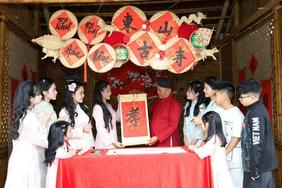 Xuân khai lộc - chữ mở đường