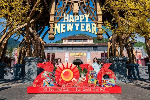 Hàng nghìn du khách đón Tết Bính Ngọ cùng hơn triệu bông tulip tại Sun World Ba Na Hills