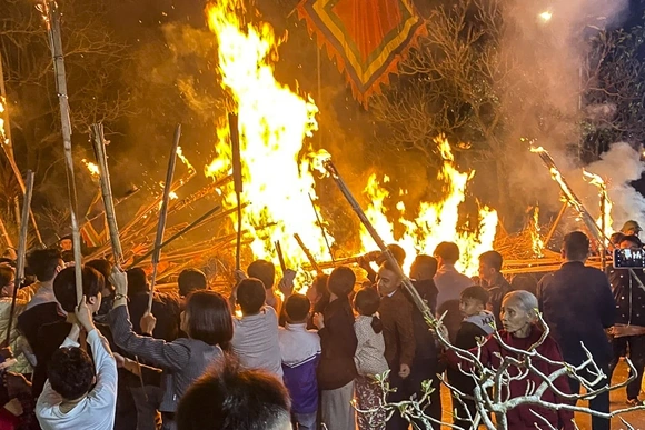 Người làng Động Bồng xin lửa đón năm mới