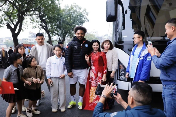 Xuân Son được quan tâm lớn trong ngày Nam Định trở lại tập luyện; HLV Fabregas bị mắng là “đồ trẻ con”