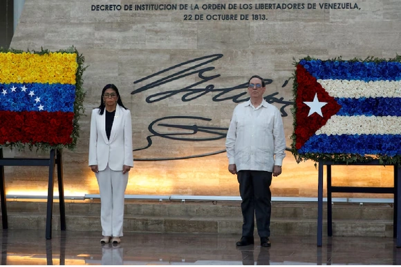 Các cố vấn an ninh và nhân viên y tế Cuba rút khỏi Venezuela