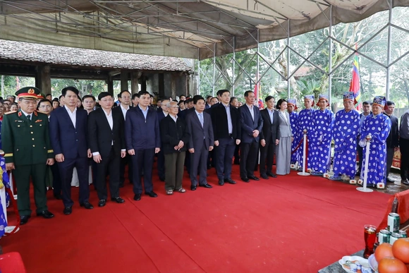 Các đồng chí lãnh đạo tỉnh dâng hương tại Di tích quốc gia đặc biệt Đền thờ Lê Hoàn và Khu di tích quốc gia đặc biệt Lam Kinh