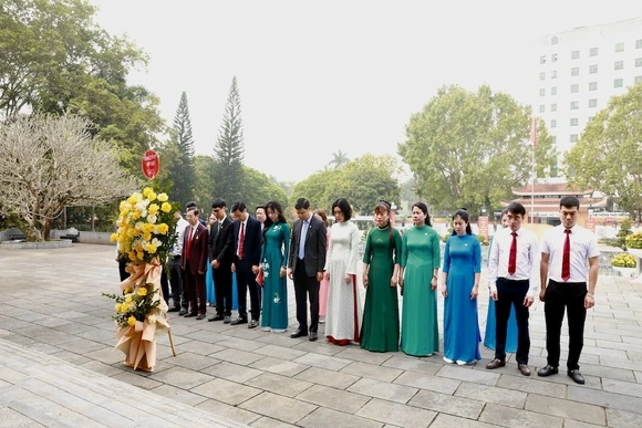 Tổng Công ty CP Hợp Lực dâng hương Chủ tịch Hồ Chí Minh và các giáo viên, học sinh hy sinh trên công trường đắp đê sông Mã