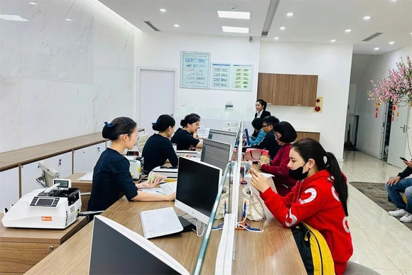 Nhộn nhịp giao dịch tài chính đầu xuân