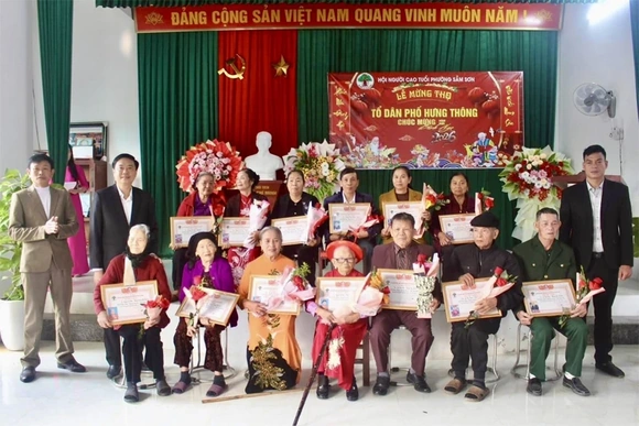 Nét xuân trong lễ mừng thọ