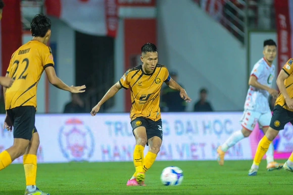 Rượt đuổi tỉ số nghẹt thở, Đông Á Thanh Hóa giành 1 điểm quý giá tại sân Lạch Tray