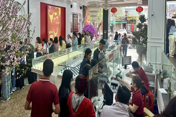 Sôi động cảnh mua vàng cầu may ngày “Vía Thần Tài”