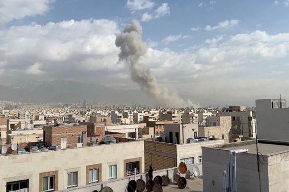 Israel tấn công phủ đầu Iran, đóng cửa không phận