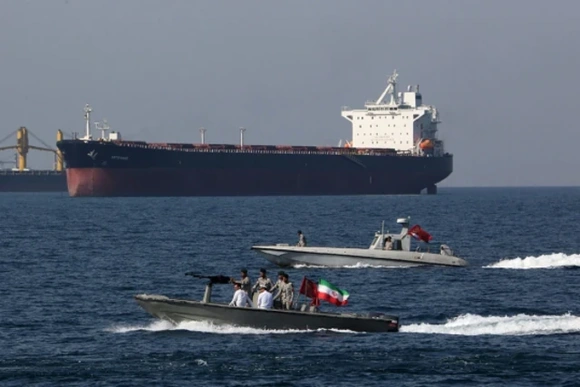 Căng thẳng Trung Đông leo thang, vận tải qua eo biển Hormuz gián đoạn, giá dầu có thể vượt 100 USD/thùng