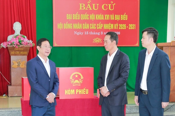 Phó Bí thư Tỉnh ủy, Chủ tịch Ủy ban MTTQ tỉnh Trịnh Tuấn Sinh kiểm tra công tác chuẩn bị bầu cử tại các phường Sầm Sơn và Nam Sầm Sơn