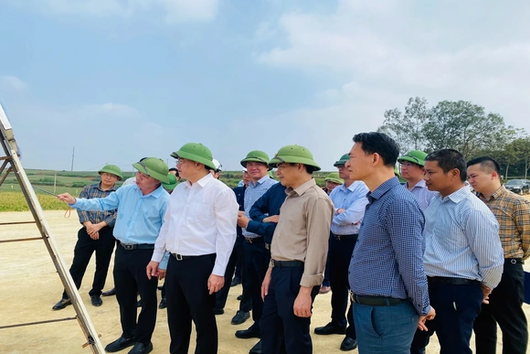 Phó Chủ tịch Thường trực UBND tỉnh Mai Xuân Liêm kiểm tra tiến độ thi công Dự án Khẩn cấp khắc phục hậu quả thiên tại công trình cầu Mọ