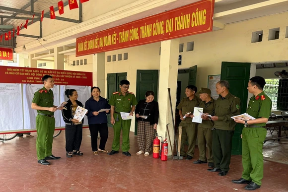 Đội Chữa cháy và CNCH khu vực 6 tuyên truyền, hướng dẫn an toàn PCCC tại các điểm bầu cử