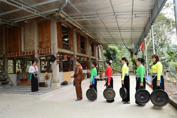 Hát sắc bùa giữa ngày xuân