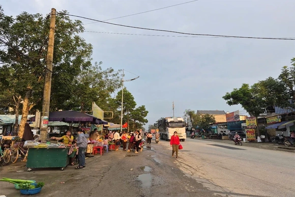 Nguy cơ mất an toàn giao thông từ các “chợ cóc” trên Quốc lộ 47