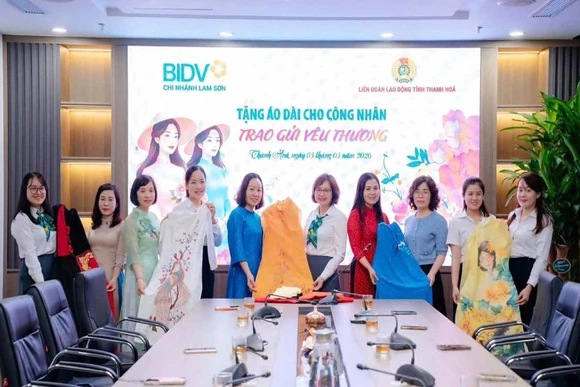 BIDV Lam Sơn trao tặng áo dài – lan tỏa yêu thương đến nữ công nhân