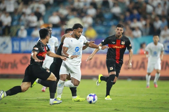 Nam Định ngược dòng kịch tính tại V.League; Arsenal xây chắc ngôi đầu Ngoại Hạng Anh