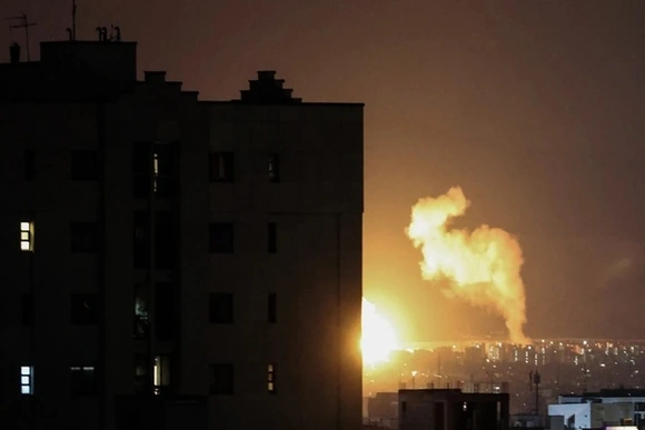 Chiến sự Trung Đông: Sân bay quốc tế Iran chìm trong biển lửa, còi báo động vang khắp Israel