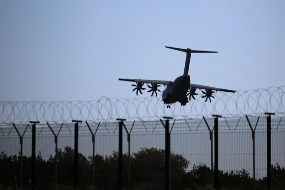 Tổng thống Pháp phản đối hành động quân sự của Mỹ, Israel; châu Âu tăng cường phòng thủ tại Cyprus