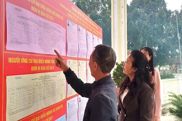 Phó Chủ tịch Ủy ban MTTQ tỉnh Lương Thị Hạnh kiểm tra công tác bầu cử