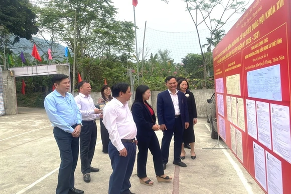 Phó Chủ tịch Ủy ban MTTQ tỉnh Nguyễn Thị Phương kiểm tra công tác bầu cử