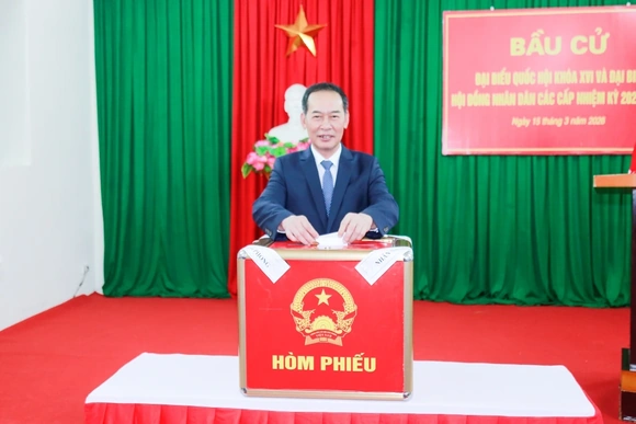 Phó Bí thư Tỉnh ủy, Chủ tịch Ủy ban MTTQ tỉnh Trịnh Tuấn Sinh dự lễ khai mạc và bỏ phiếu bầu cử tại Nhà văn hóa Tổ dân phố Đội Cung 3, 4