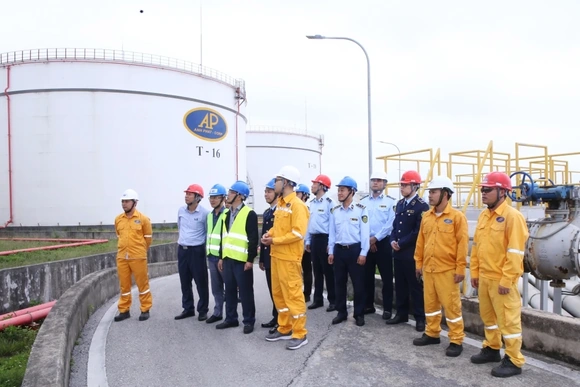 Chi cục Quản lý thị trường kiểm tra, giám sát hoạt động kinh doanh xăng dầu