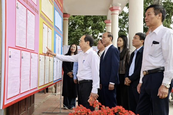 Phó Chủ tịch Thường trực HĐND tỉnh Lê Tiến Lam kiểm tra công tác chuẩn bị bầu cử tại 5 xã