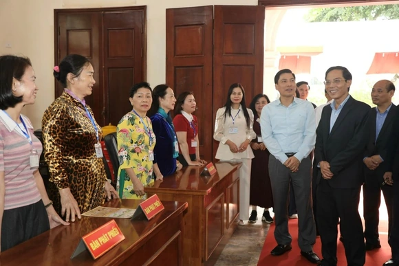 Phó Chủ tịch UBND tỉnh Đầu Thanh Tùng kiểm tra công tác chuẩn bị bầu cử tại phường Hạc Thành