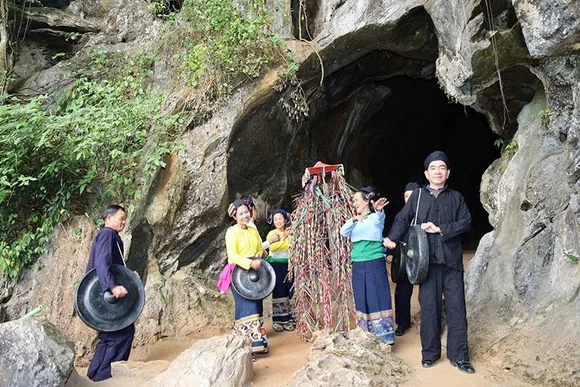 Về Vạn Xuân du xuân