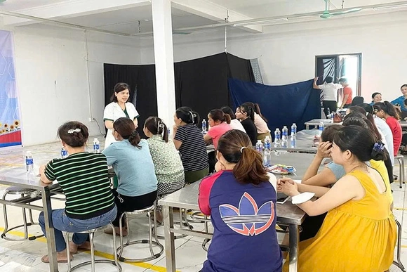 Chăm lo đời sống, bảo vệ&nbsp;quyền lợi lao động nữ