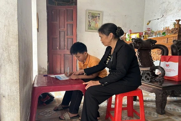 Từ roi vọt đến yêu thương: Người bà “nhìn cây sửa đất” ở thôn Phú Đa