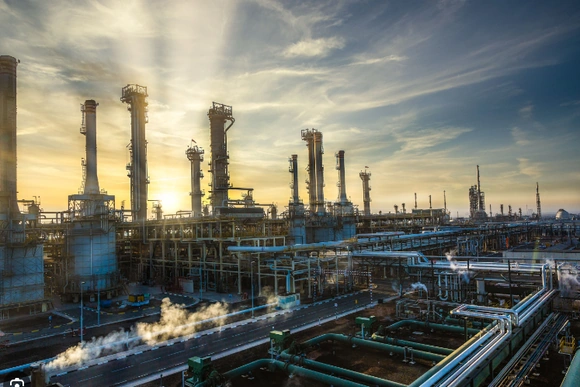 Một trong những nhà máy lọc dầu lớn nhất thế giới của UAE tạm dừng hoạt động