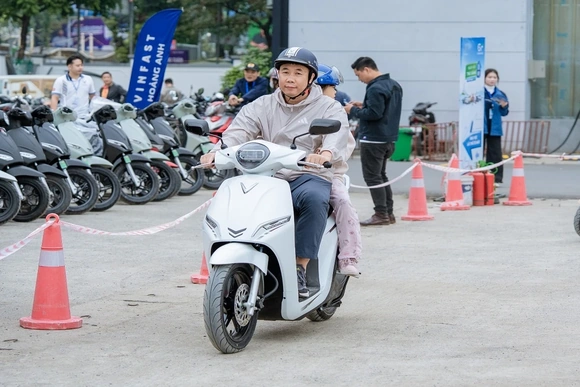 Giá xăng liên tục tăng, tài xế công nghệ chọn xe đổi pin VinFast Feliz II để tối ưu chi phí trước 15/3