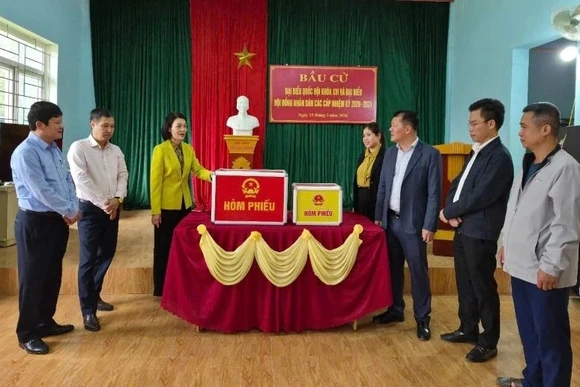 Kiểm tra công tác chuẩn bị bầu cử tại các xã Phú Xuân, Phú Lệ