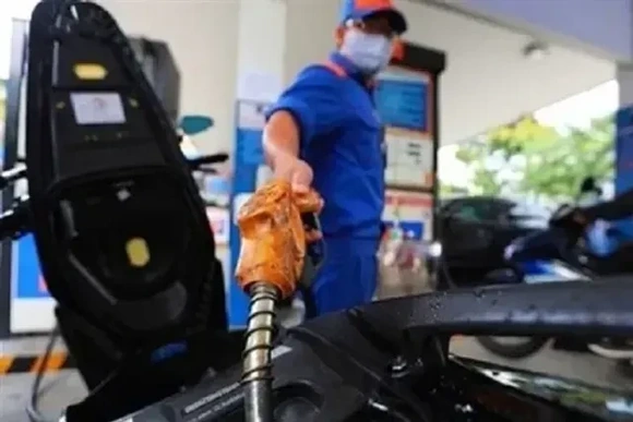 Giá xăng RON 95 tăng trở lại