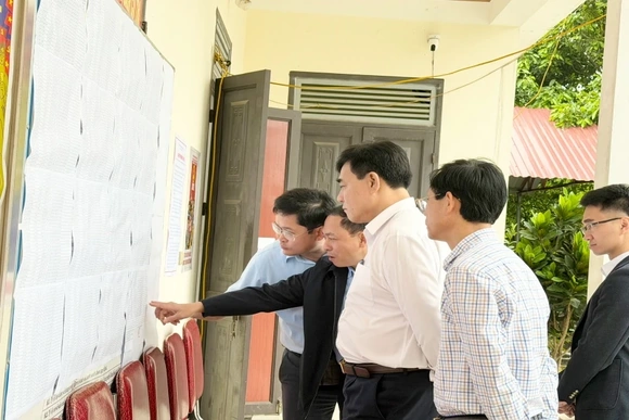 Phó Chủ tịch Ủy ban MTTQ tỉnh Nguyễn Quốc Tiến kiểm tra công tác bầu cử