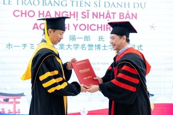 Từ 15/3, không dùng “tiến sĩ danh dự”, “giáo sư danh dự” thay học hàm