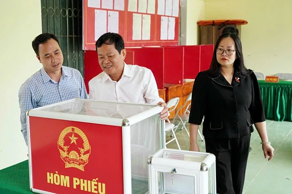 Phó Chủ tịch HĐND tỉnh Nguyễn Quang Hải kiểm tra công tác chuẩn bị bầu cử tại phường Đông Sơn