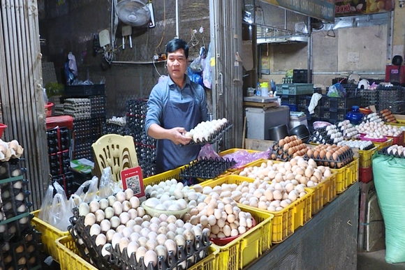 Nguồn cung cao hơn cầu, giá trứng gia cầm giảm mạnh