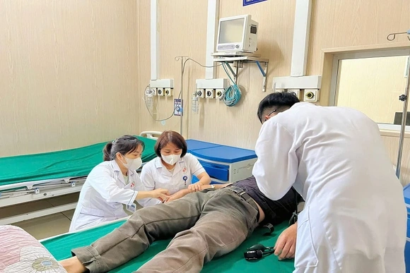 Lạm dụng nước tăng lực, một người nhập viện&nbsp;trong tình trạng yếu liệt hai chân